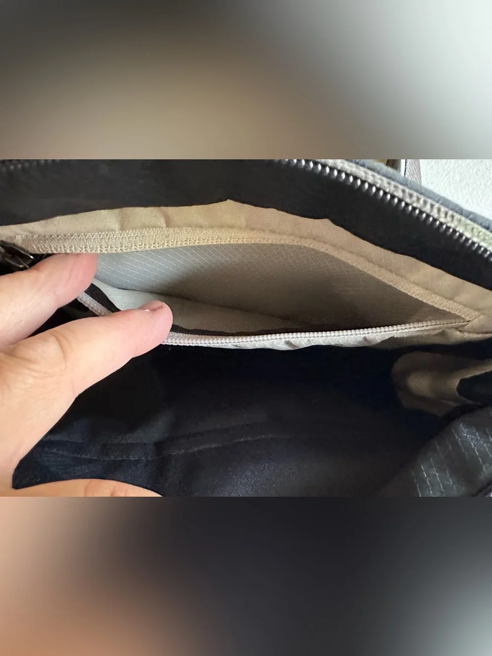 Bellroy Lite Sling in black - Picture 4 of 8